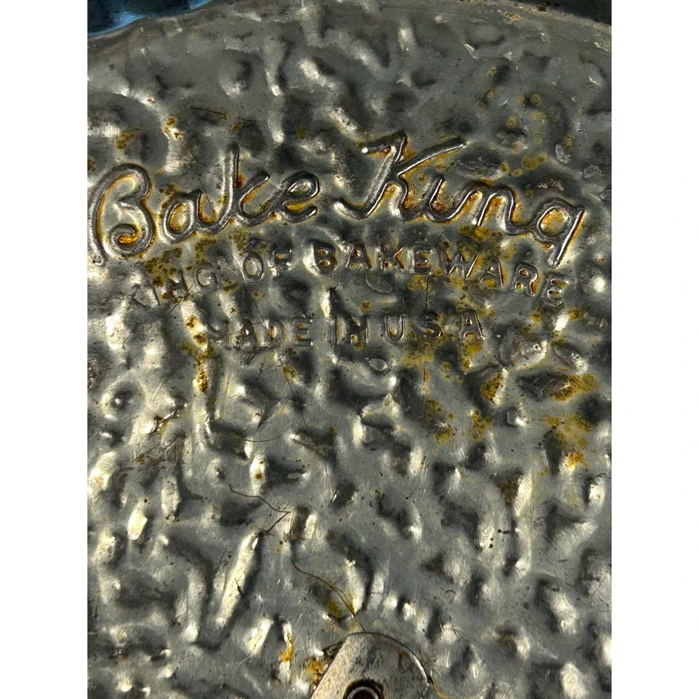 Vintage Bake-King‎ Hammered Tin Round Cake Pan with Release Arm Made in USA 9